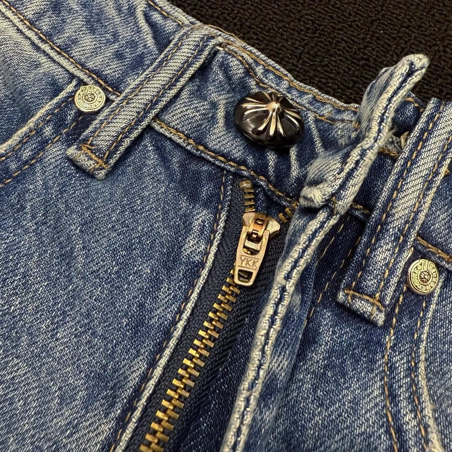 P280 Style number: D379 Chrome hearts CH grams new classic cross patch leather jeans Size: s-XXL (28 30 32 34 36) Color: washed blue Size reference 28 pants length 100 waist circumference 72 30 pants length 101 waist circumference 76 32 pants length 103 waist circumference 80 34 pants length 104 waist circumference 84 36 pants length 106 waist circumference 88